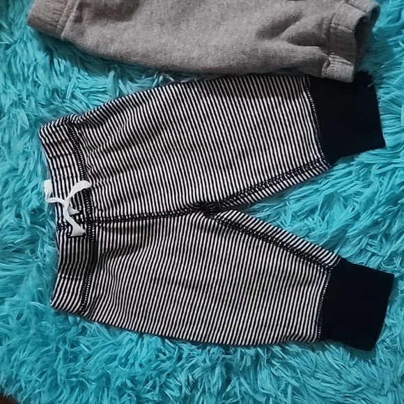 3 pairs of 0-3m gender neutral boy pants - Picture 2 of 8
